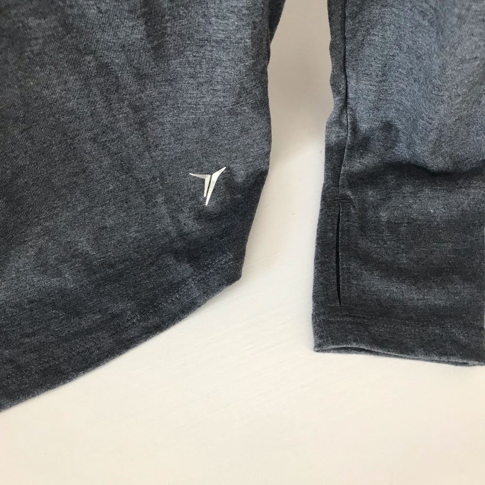 OLD NAVY ACTIVE Twist Back Open Back Thumbhole Top - Picture 4 of 4